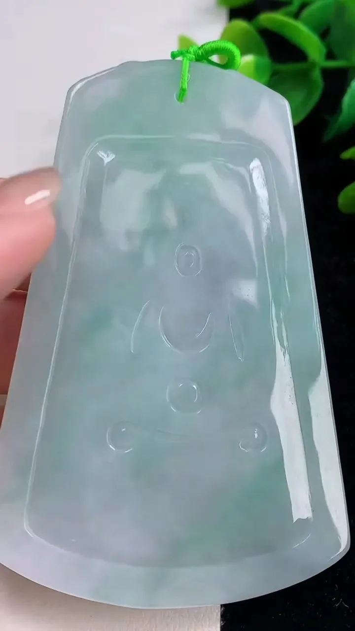 天然A货翡翠普贤菩萨吊坠，尺寸83-51-5，重量:51.30g
8月11日