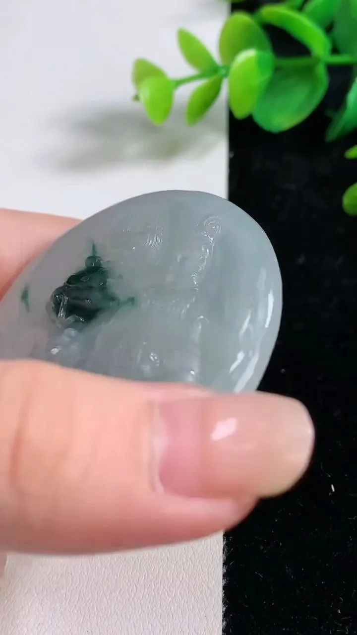 天然A货翡翠飘花祥龙观音菩萨吊坠，尺寸52.6-5.4，重量:31.80g
8月11日