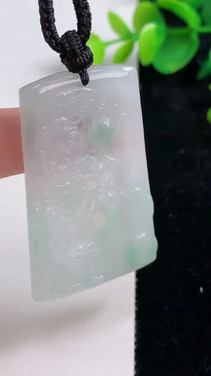 天然A货翡翠龙牌吊坠，尺寸52.8-30.7-3.7，重量:18.95g
8月11日