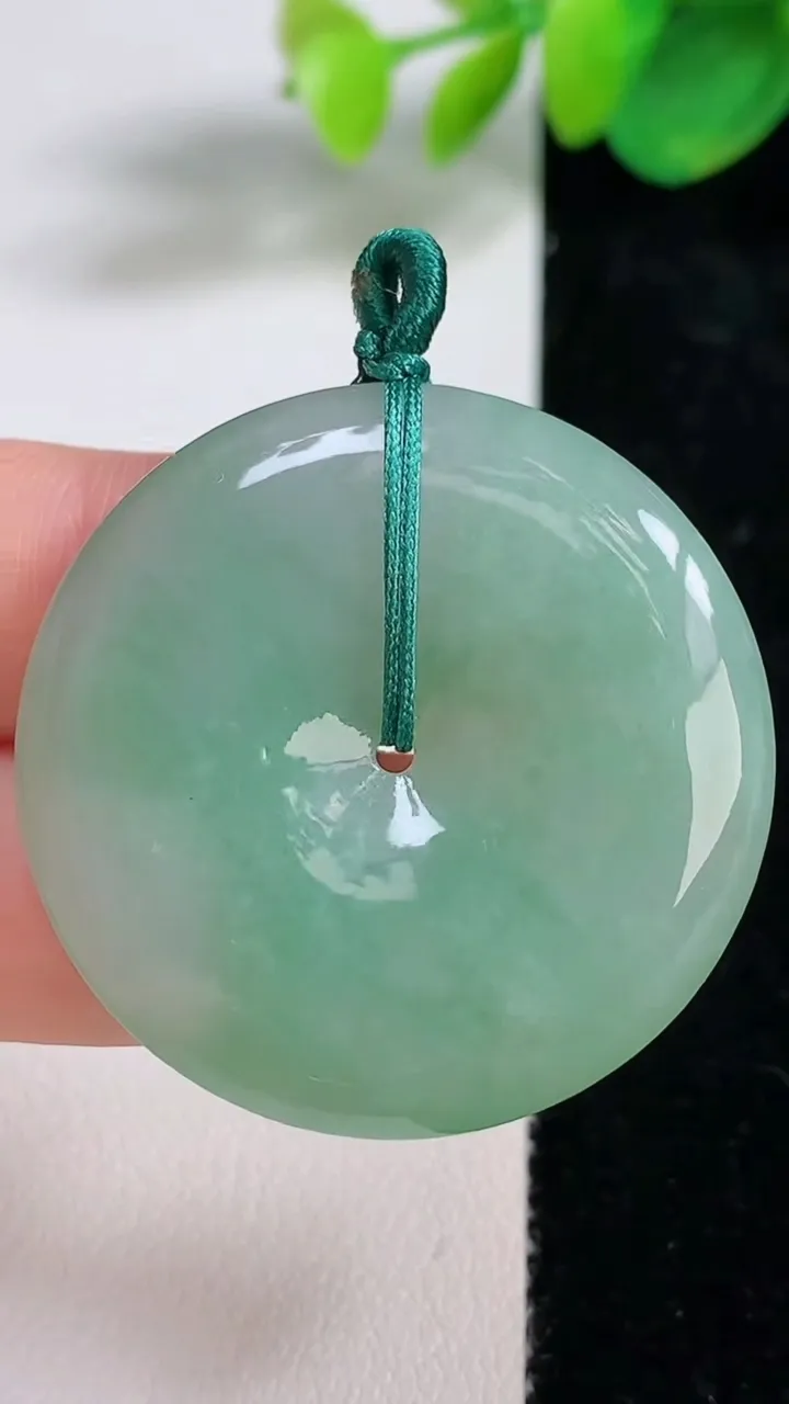 天然A货翡翠平安扣吊坠，尺寸36-6，重量:16.24g
8月11日