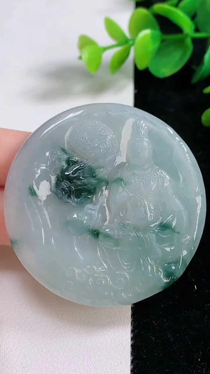 天然A货翡翠飘花祥龙观音菩萨吊坠，尺寸52.6-5.4，重量:31.80g
8月11日