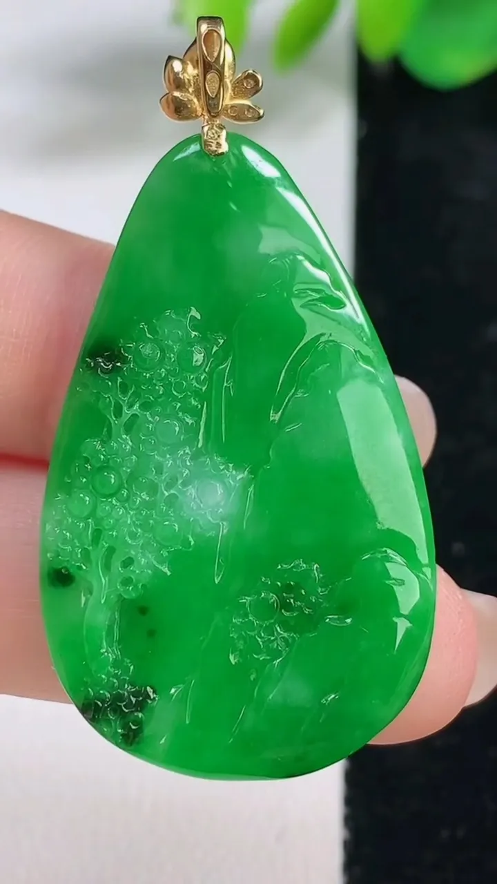 天然A货翡翠山水牌吊坠，尺寸38-24.7-3，重量:6.09g
8月11日