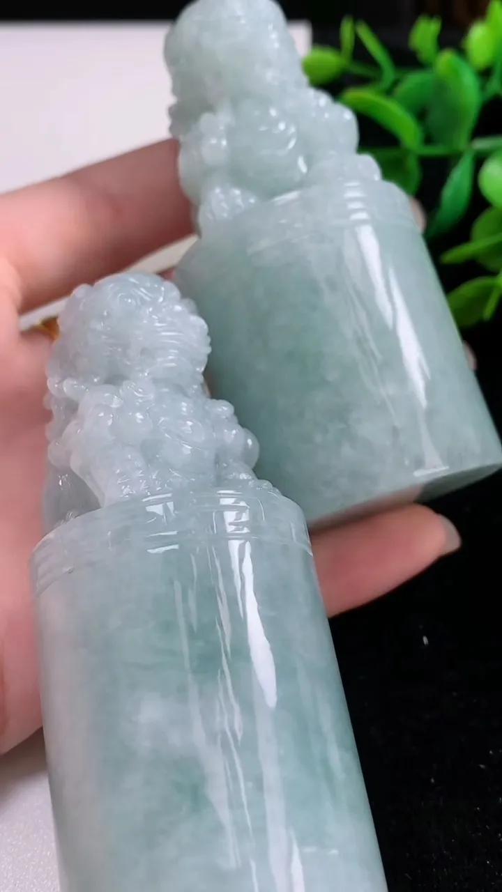 天然A货翡翠飘花麒麟摆件一对，尺寸79-35.6-24.6，重量:355.43g
8月11日