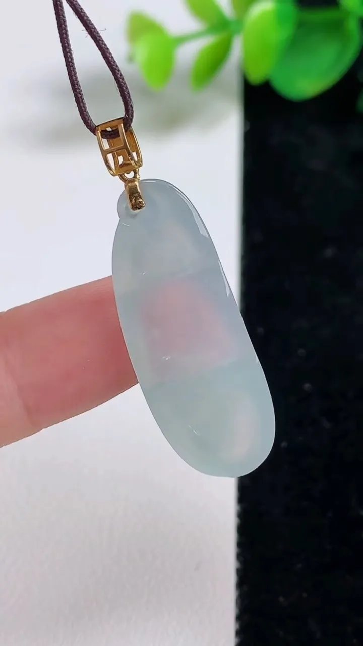天然A货翡翠种福豆吊坠，尺寸31.2-12-5.7，重量:4.50g
8月11日