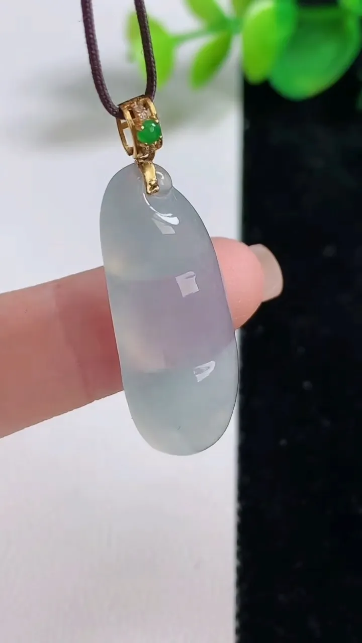 天然A货翡翠种福豆吊坠，尺寸31.2-12-5.7，重量:4.50g
8月11日