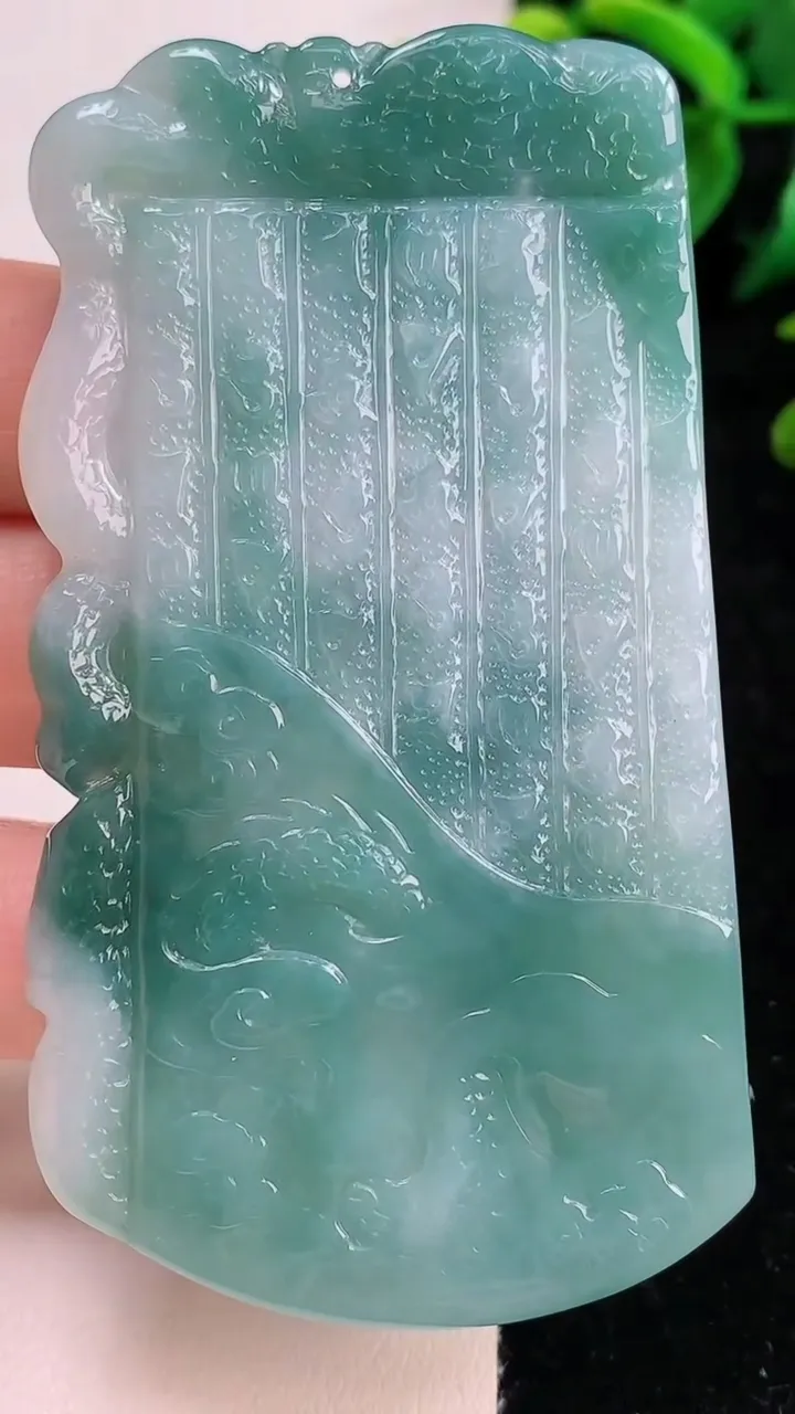 天然A货翡翠飘花祥龙观音菩萨吊坠，尺寸45-41.2-6，重量:41.78g
8月11日