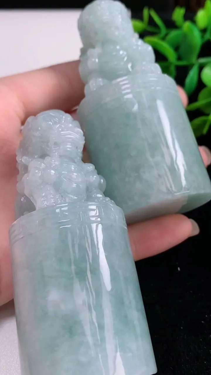 天然A货翡翠飘花麒麟摆件一对，尺寸79-35.6-24.6，重量:355.43g
8月11日