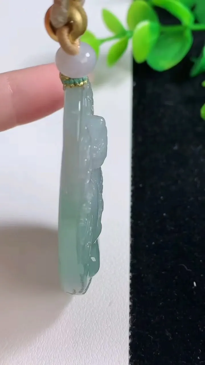 天然A货翡翠山水观音菩萨吊坠，尺寸61.2-40.8-10，重量:52.99g
8月11日