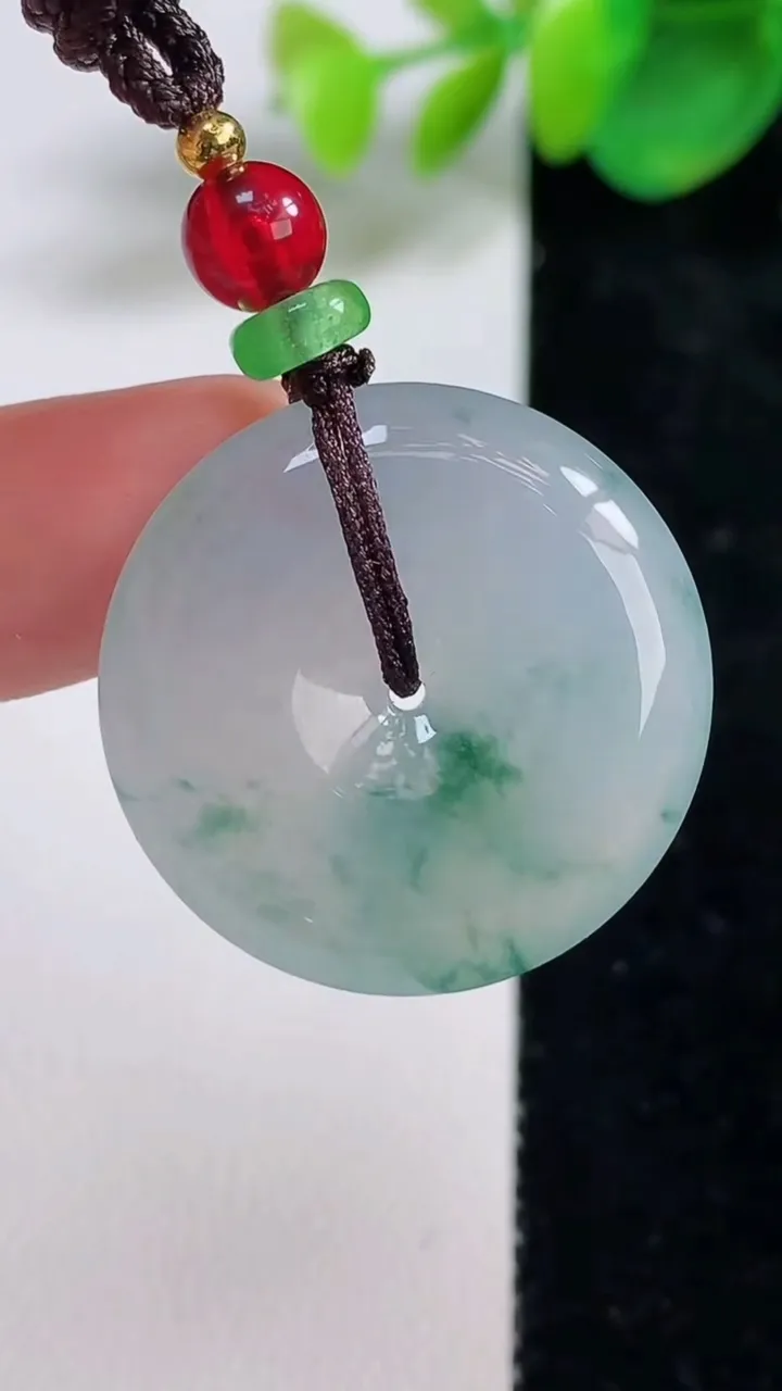 天然A货翡翠飘花平安扣吊坠，尺寸25.8-5.7，重量:10.80g
8月11日