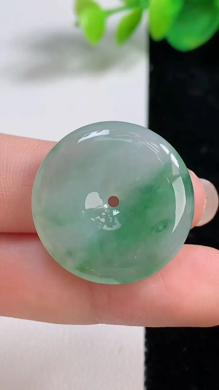 天然A货翡翠平安扣吊坠，尺寸25.5-4.5，重量:6.70g
8月11日