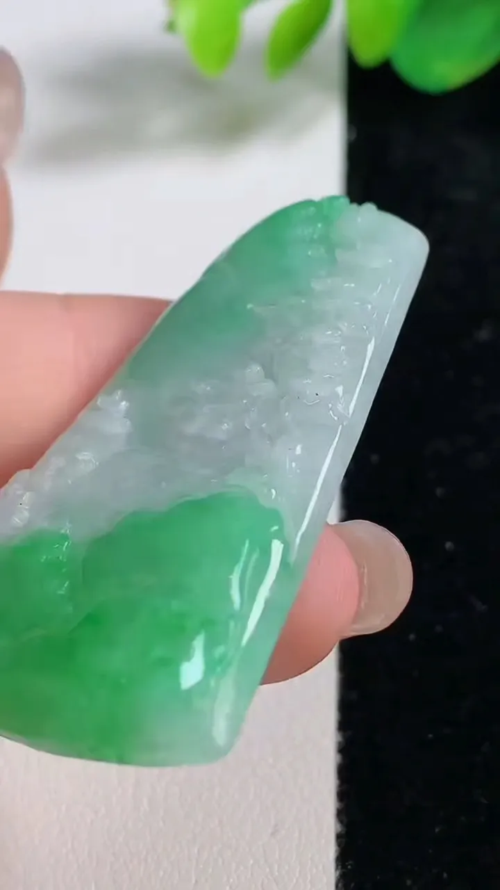天然A货翡翠山水牌吊坠，尺寸49.6-33.3-5.3，重量:17.11g
8月11日