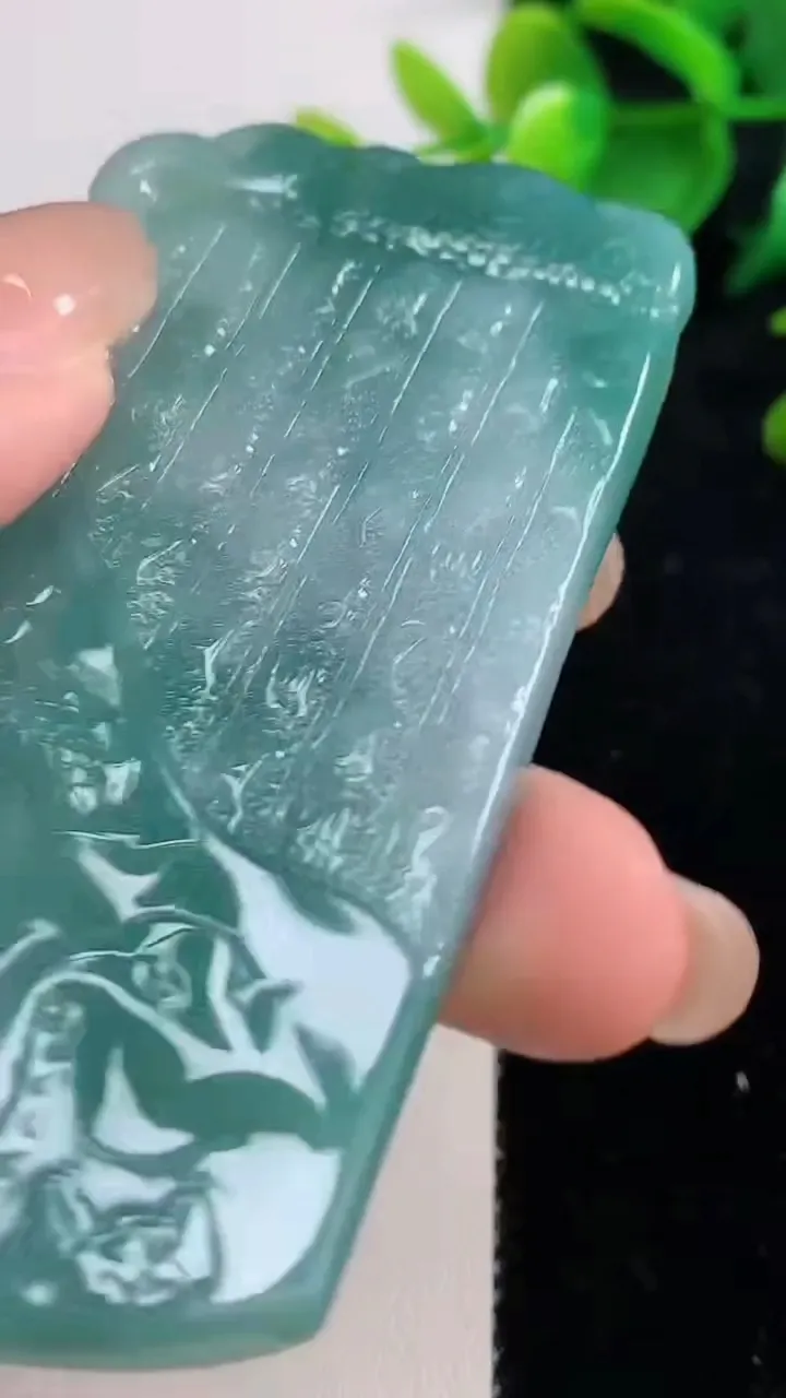 天然A货翡翠飘花祥龙观音菩萨吊坠，尺寸45-41.2-6，重量:41.78g
8月11日