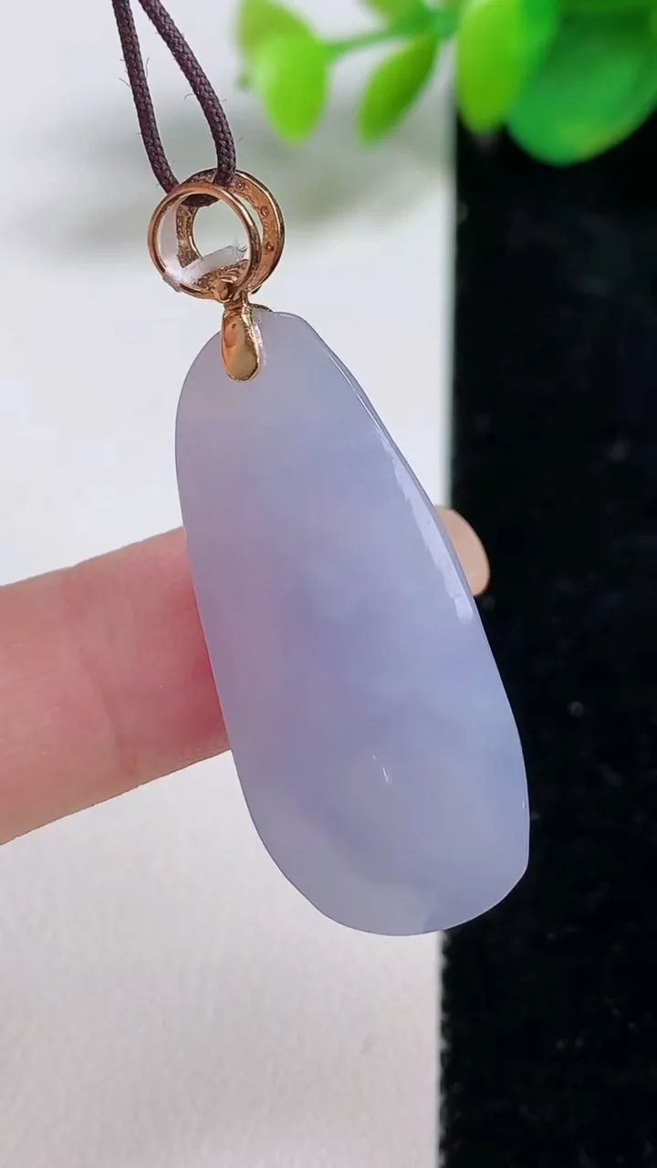 天然A货翡翠18k金紫罗兰福豆吊坠，尺寸33.7-15.7-9.5，重量:9.11g
8月11日