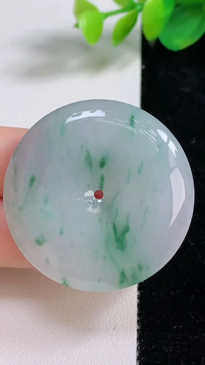 天然A货翡翠平安扣吊坠，尺寸40-5.8，重量:19.28g
8月11日