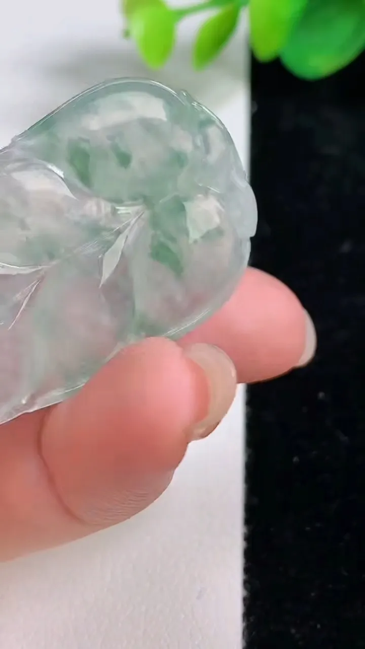 天然A货翡翠冰种飘花金枝玉叶 叶子吊坠，尺寸42-26.4-4，重量:9.01g
8月11日