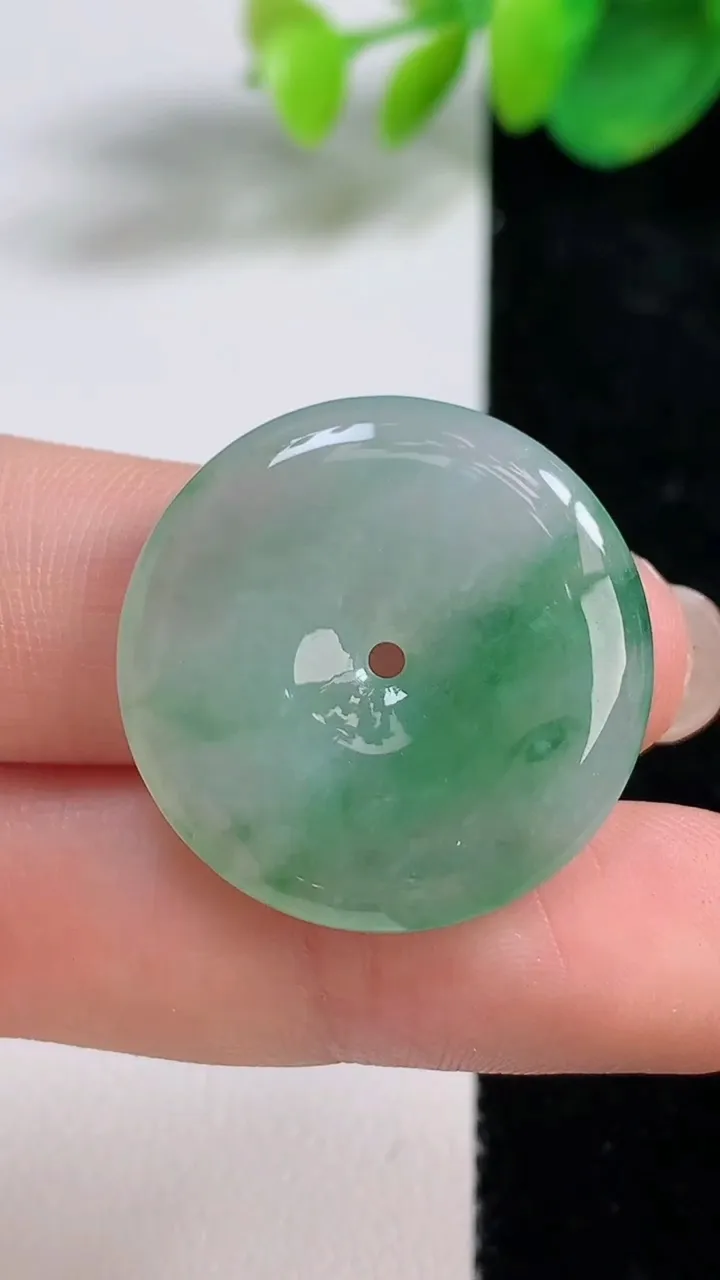 天然A货翡翠平安扣吊坠，尺寸25.5-4.5，重量:6.70g
8月11日