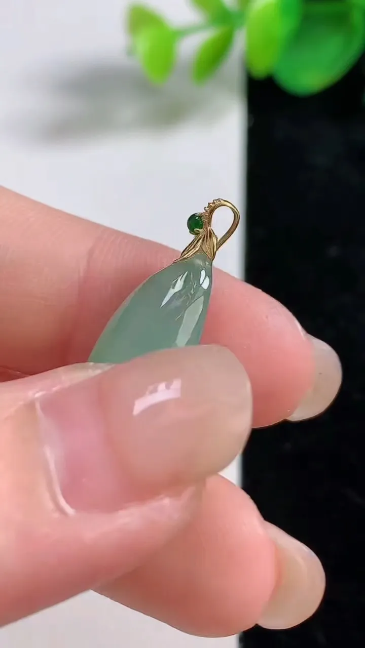 天然A货翡翠福瓜吊坠，尺寸23-10.4-7.6，重量:3.25g
8月11日