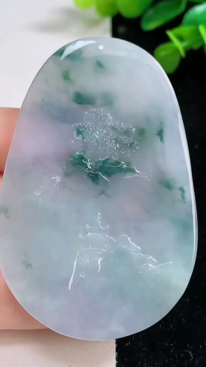 天然A货翡翠牌吊坠，尺寸68.8-46-5.3，重量:37.56g
8月12日