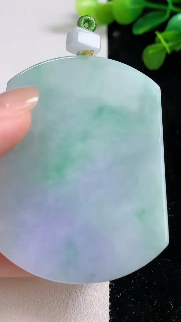 天然A货翡翠春带彩紫罗兰无事牌吊坠，尺寸60-45.4-5.6，重量:46.81g
8月12日