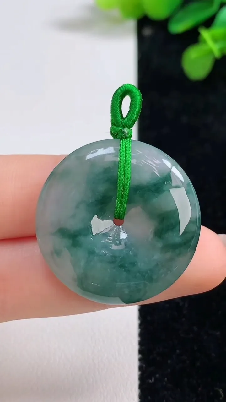 天然A货翡翠飘花平安扣吊坠，尺寸29.4-5.6，重量:10.07g
8月12日