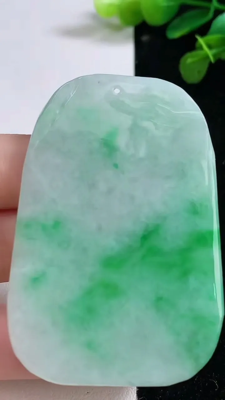 天然A货翡翠山水牌吊坠，尺寸63.4-42.7-5.6，重量:38.50g
8月12日