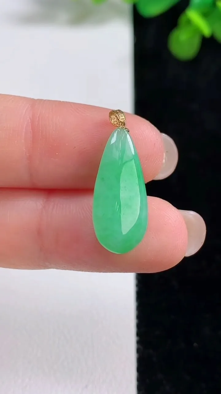 天然A货翡翠水滴吊坠，尺寸21.2-9.3-5.7，重量:1.86g
8月12日