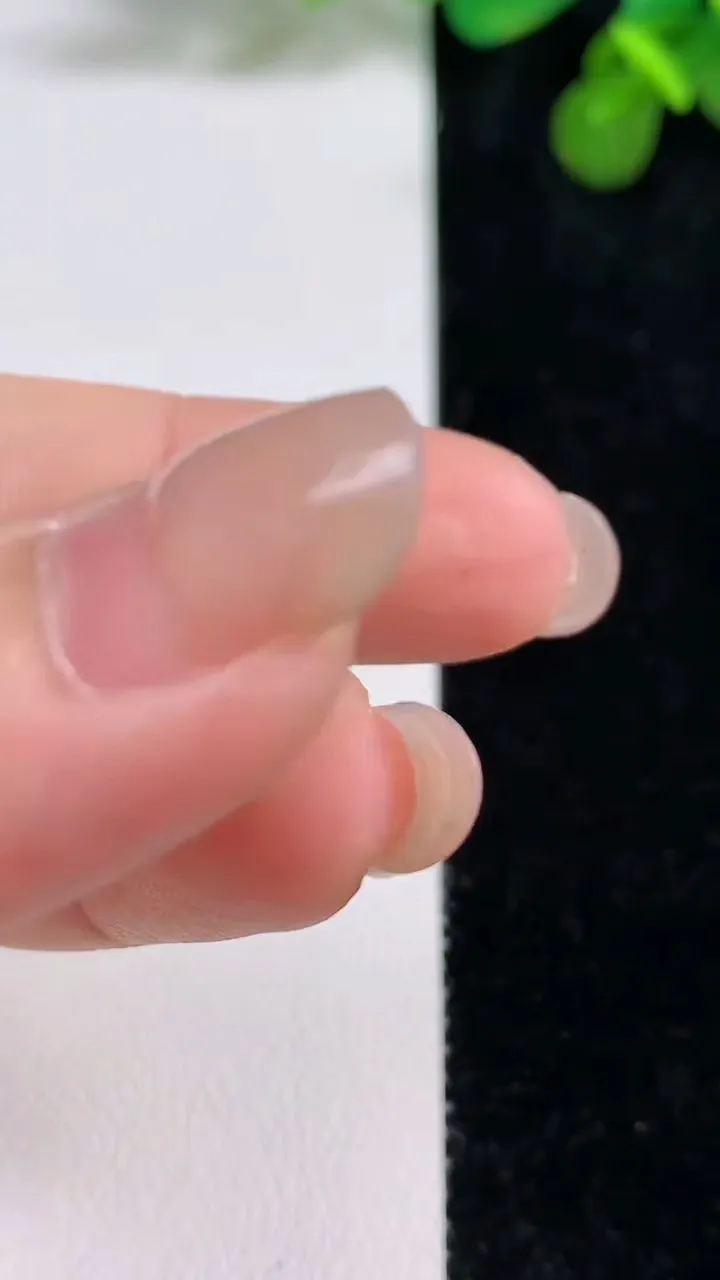 天然A货翡翠生肖鼠吊坠，尺寸18.6-9.2-12.3，重量:4.64g
8月12日