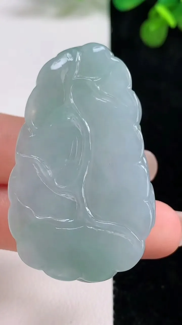 天然A货翡翠花生吊坠，尺寸50-27-10.2，重量:30.18g
8月12日
