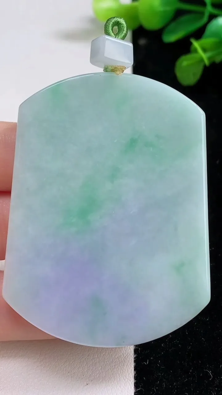 天然A货翡翠春带彩紫罗兰无事牌吊坠，尺寸60-45.4-5.6，重量:46.81g
8月12日