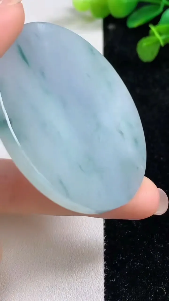 天然A货翡翠飘花无事牌吊坠，尺寸54-4.6，重:34.09g
8月12日