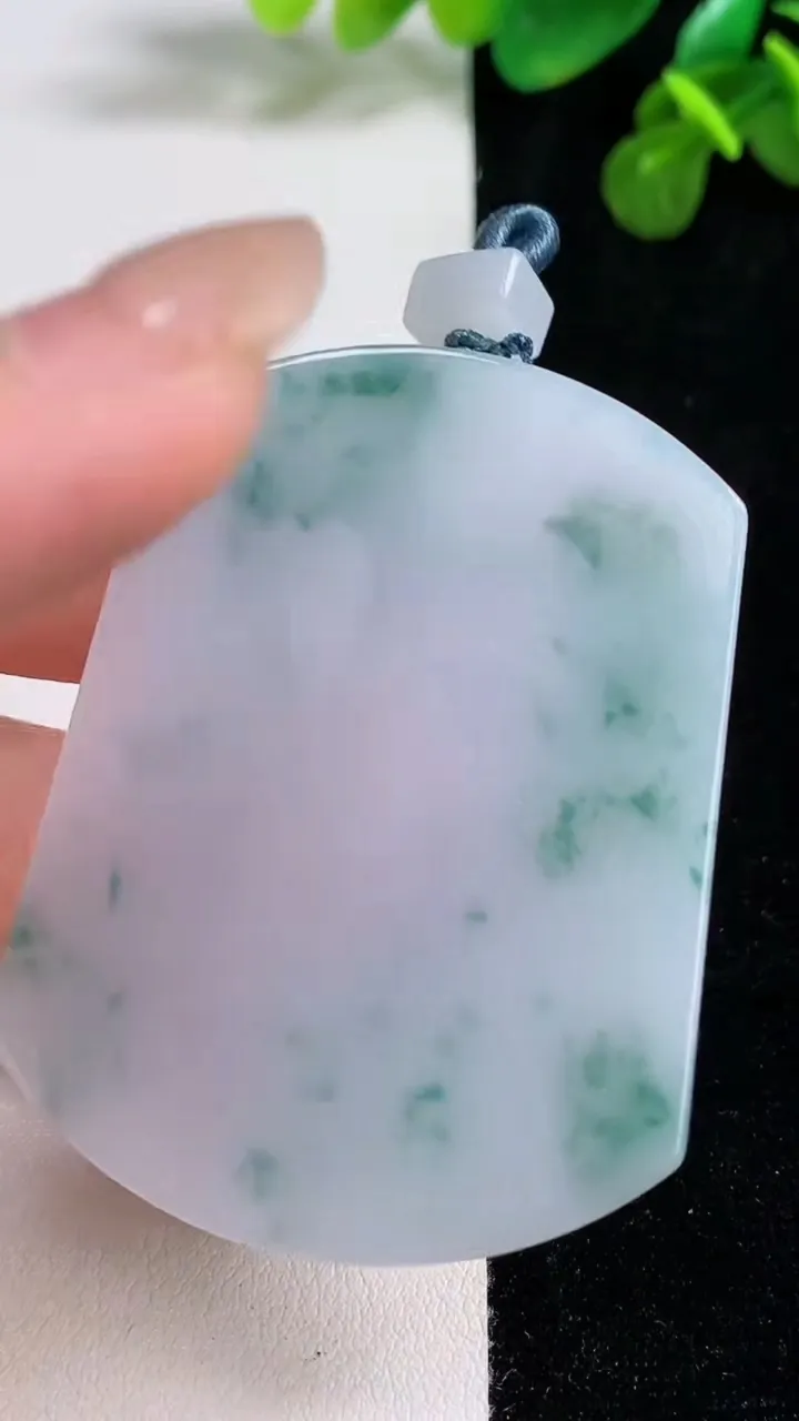 天然A货翡翠飘花无事牌吊坠，尺寸54.8-40.4-6.2，重量:40.70g
8月12日