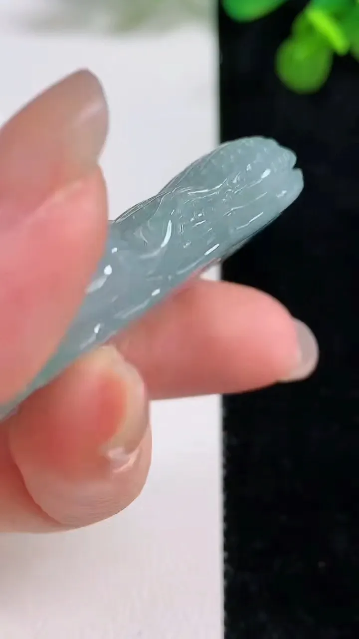 天然A货翡翠花生吊坠，尺寸50-27-10.2，重量:30.18g
8月12日
