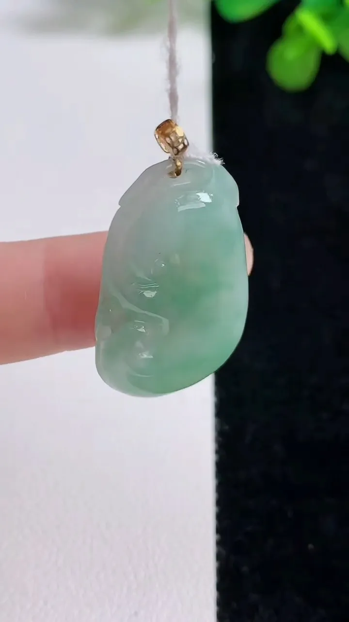 天然A货翡翠如意吊坠，尺寸30.4-19.2-3.3，重量:4.30g
8月13日