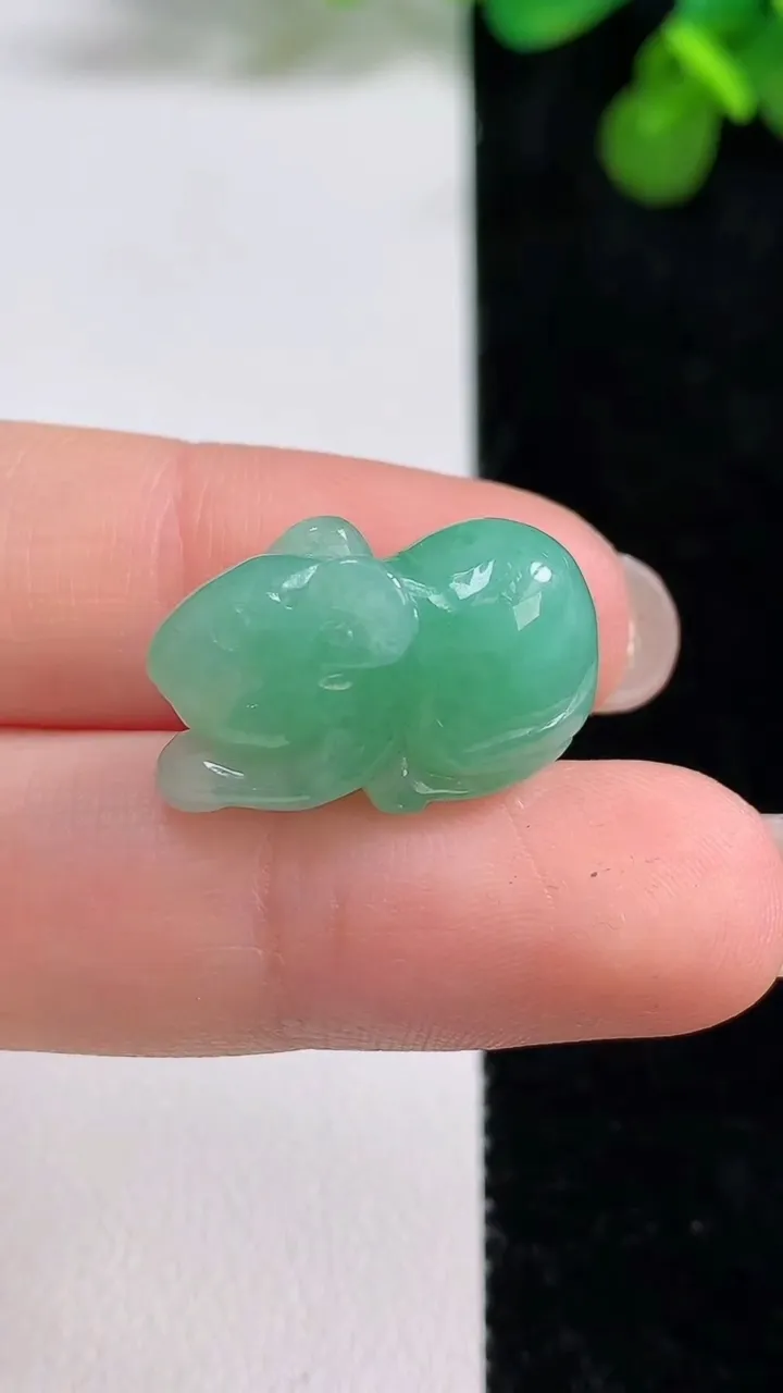 天然A货翡翠生肖鼠吊坠，尺寸18.6-9.2-12.3，重量:4.64g
8月12日