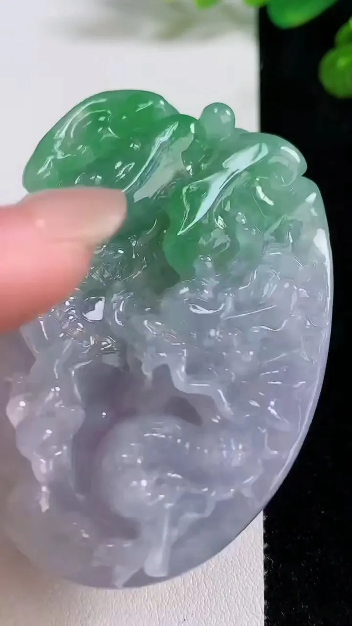 天然A货翡翠春带彩 紫罗兰龙牌吊坠，尺寸66-45-13，重:75.77g
8月12日