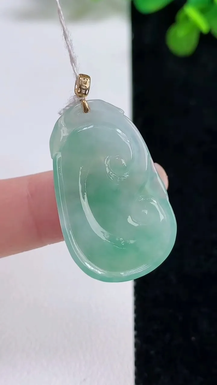 天然A货翡翠如意吊坠，尺寸30.4-19.2-3.3，重量:4.30g
8月13日
