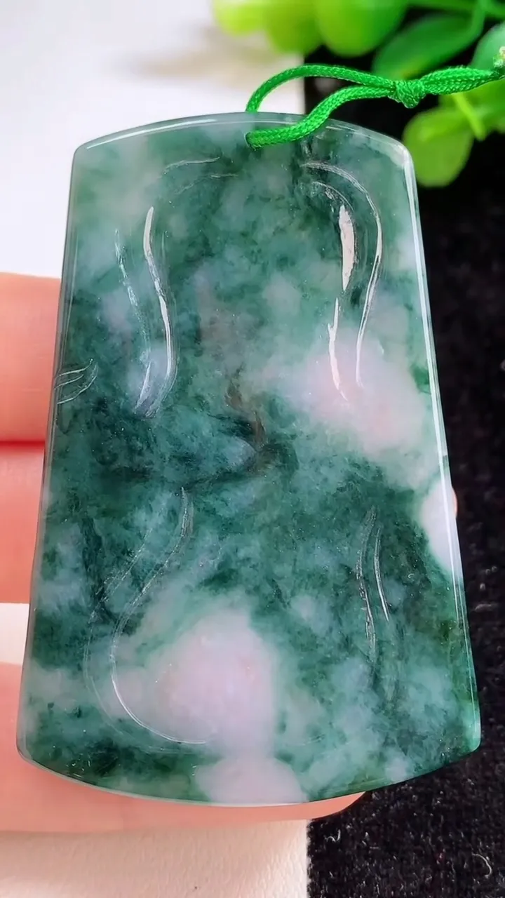 天然A货翡翠飘花祥龙财神爷吊坠，尺寸61.4-40.7-4.7，重量:25.88g
8月12日