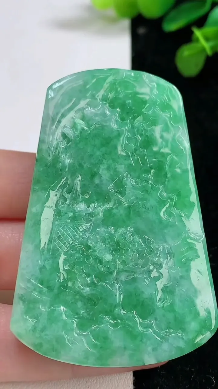 天然A货翡翠山水牌吊坠，尺寸62-38.7-10.6，重量:60.23g
8月12日