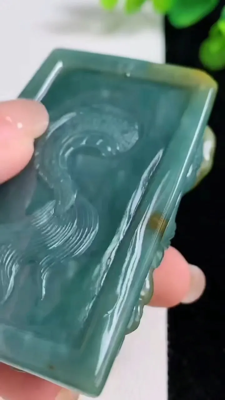 天然A货翡翠蓝水双彩龙牌吊坠，尺寸66.7-44.6-21.4，重:108.15g
8月12日