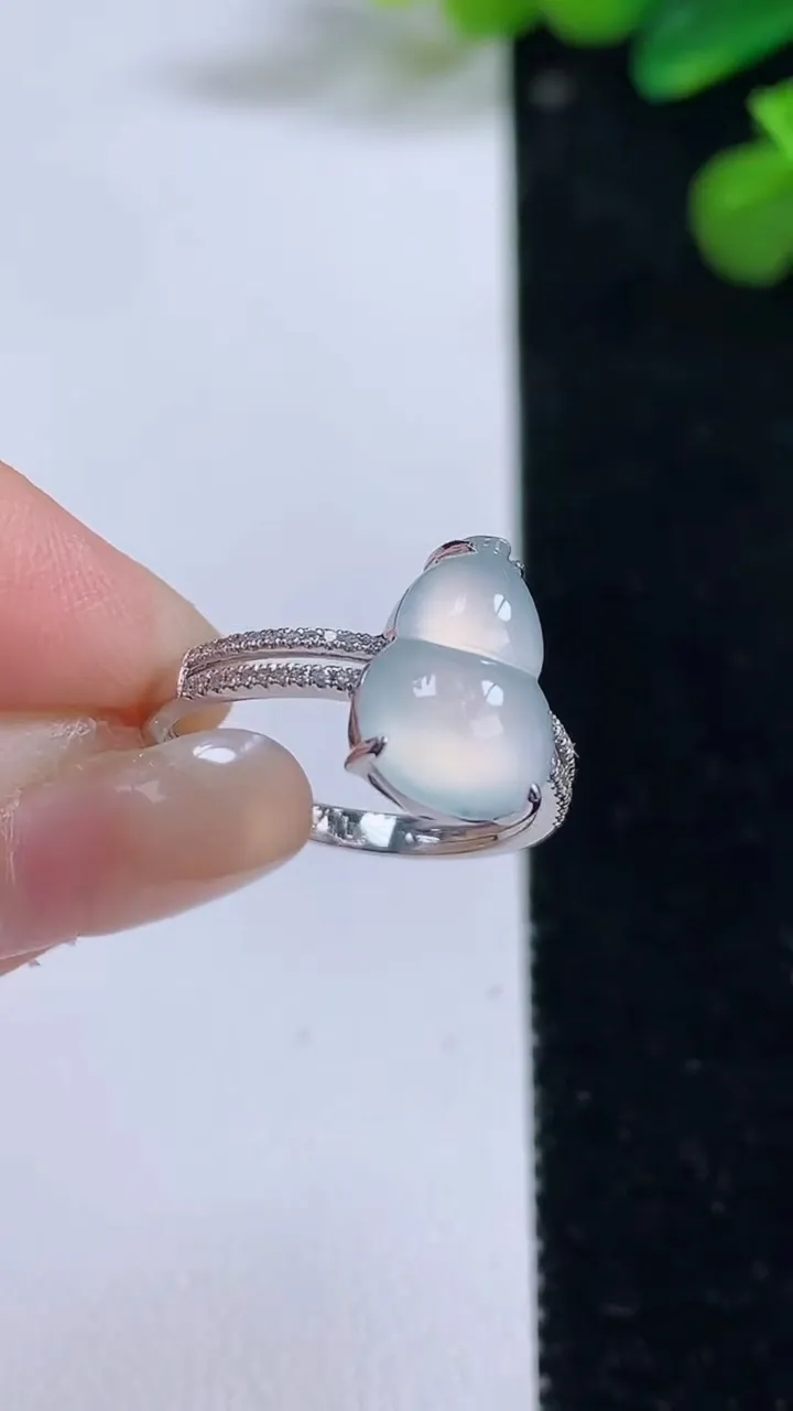 天然A货翡翠种白冰葫芦戒指，尺寸18.4-12-8.4，重量:2.67g2025年8月12日
工厂直销收藏佳品,种好水足，色泽均匀，有种有色，上手高大气！