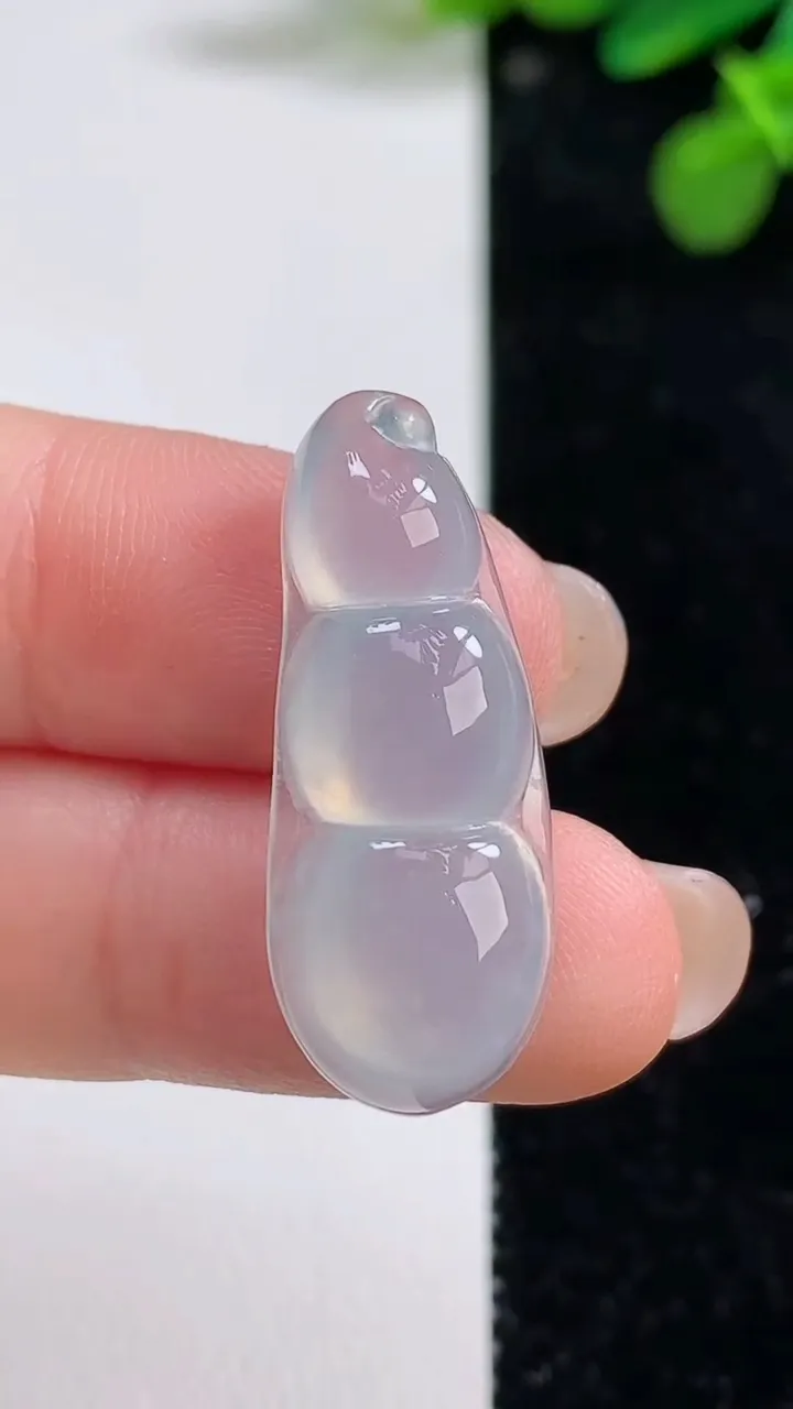 天然A货翡翠福豆吊坠，尺寸30.6-12-10，重量:3.40g
8月12日