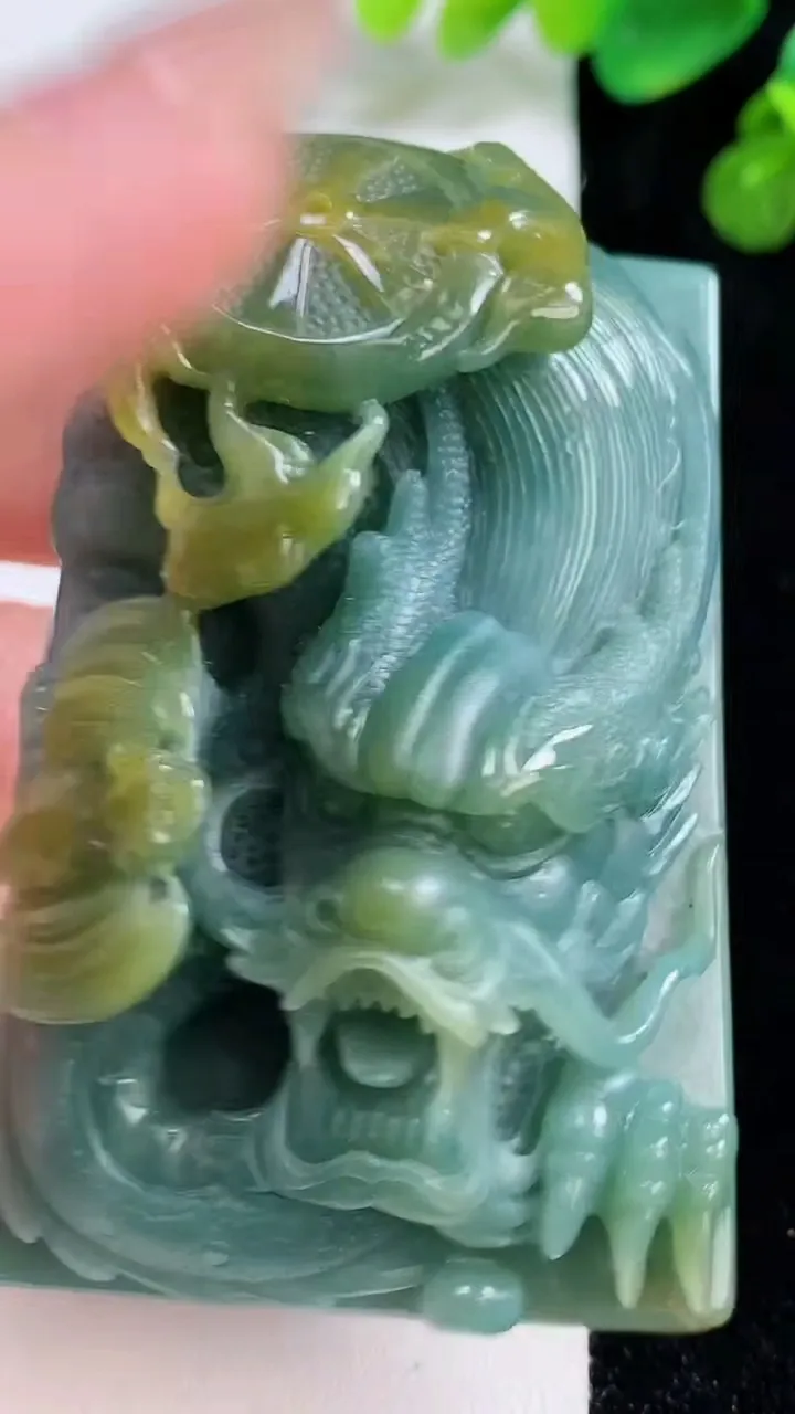 天然A货翡翠蓝水双彩龙牌吊坠，尺寸66.7-44.6-21.4，重:108.15g
8月12日