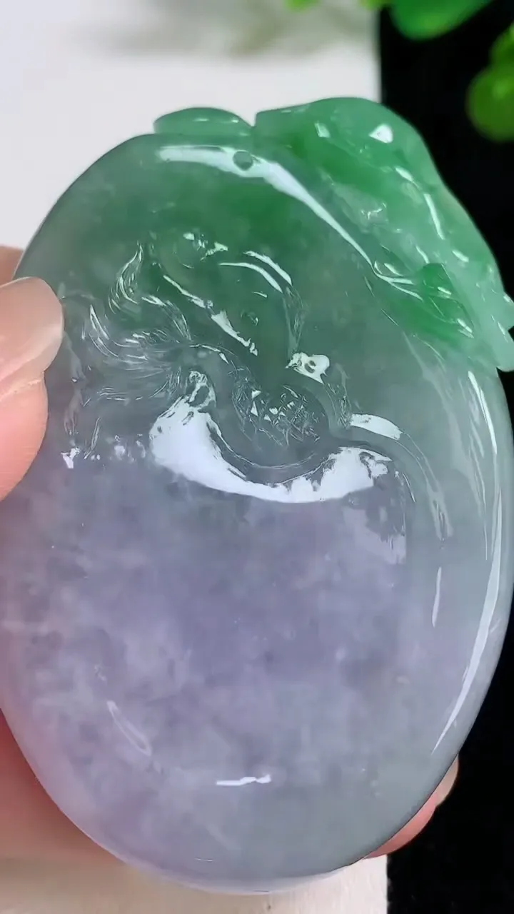 天然A货翡翠春带彩 紫罗兰龙牌吊坠，尺寸66-45-13，重:75.77g
8月12日