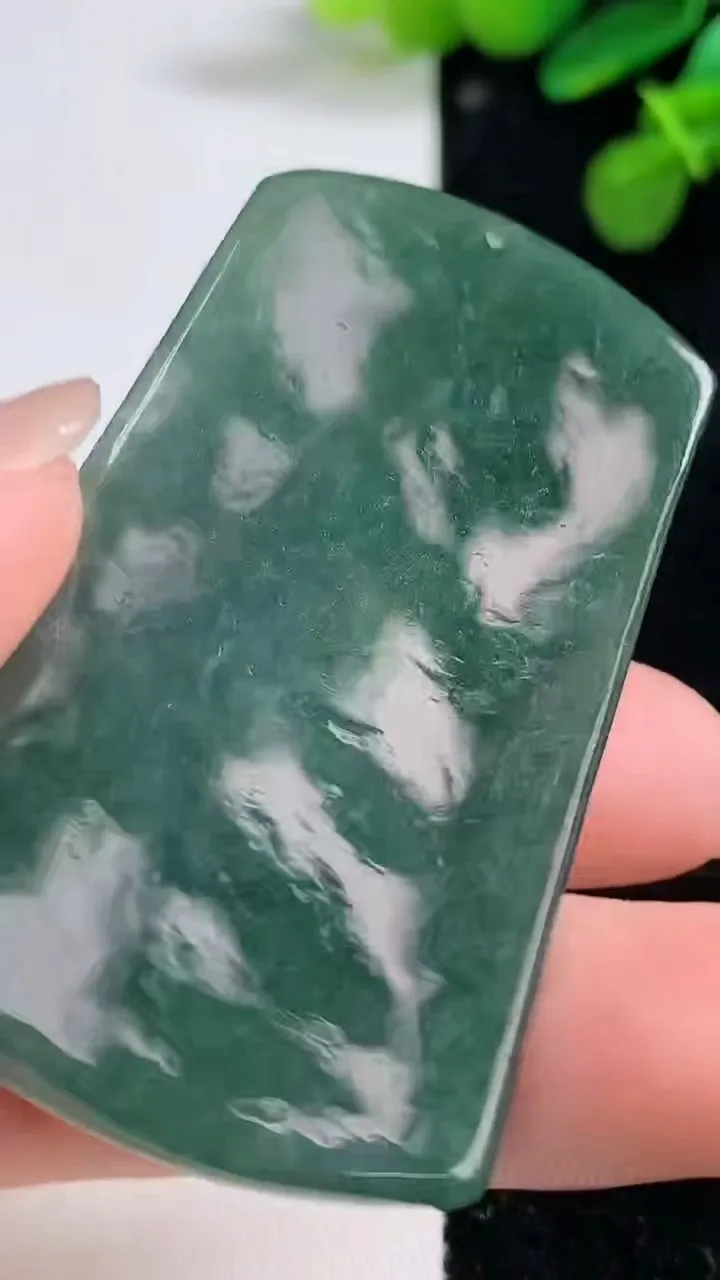 天然A货翡翠龙牌吊坠，尺寸57.7-34-7.4，重量:31.35g
8月12日
