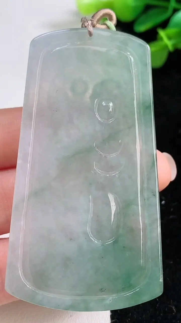 天然A货翡翠文殊菩萨吊坠，尺寸68-36.5-4.8，重量:32.30g
8月12日