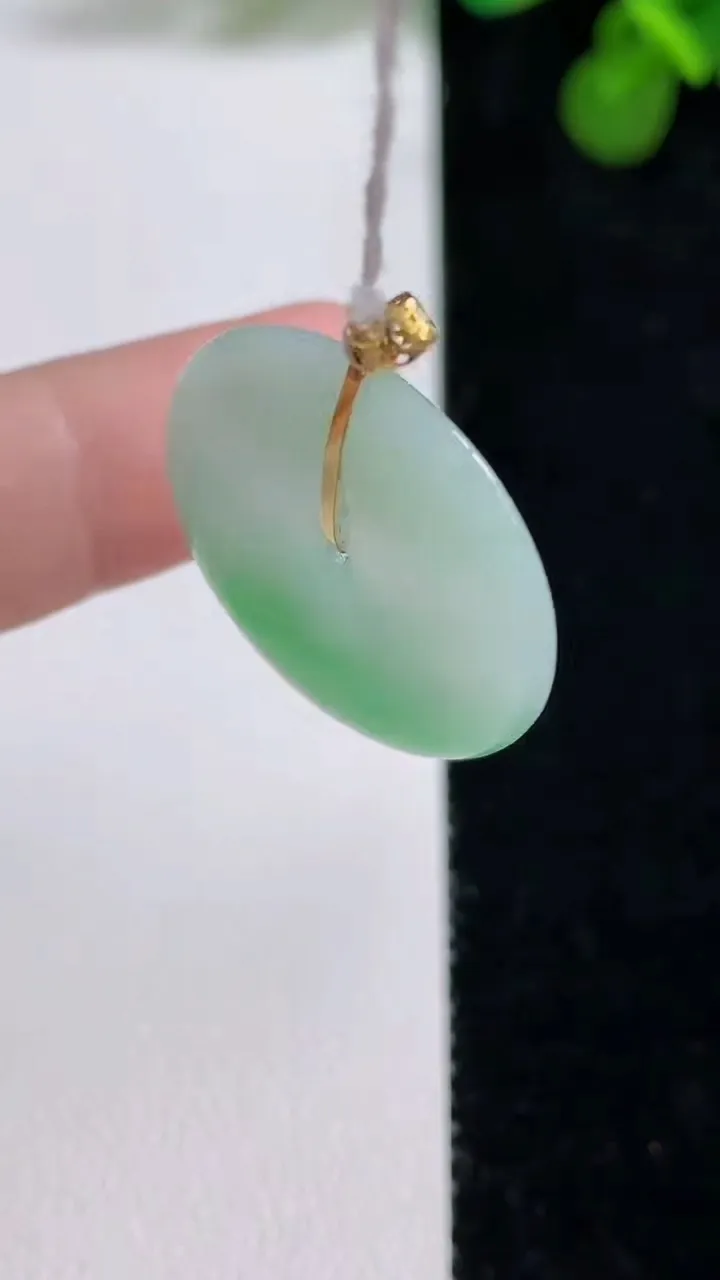 天然A货翡翠平安扣吊坠，尺寸23-3.4，重量:4.76g
8月12日