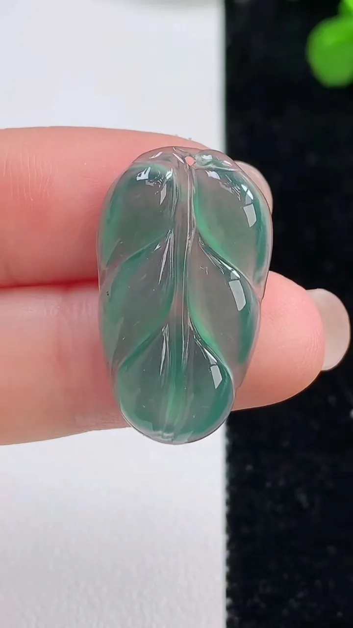 天然A货翡翠蓝水金枝玉叶 叶子吊坠，尺寸27-15.2-3.5，重量:2.70g
8月12日