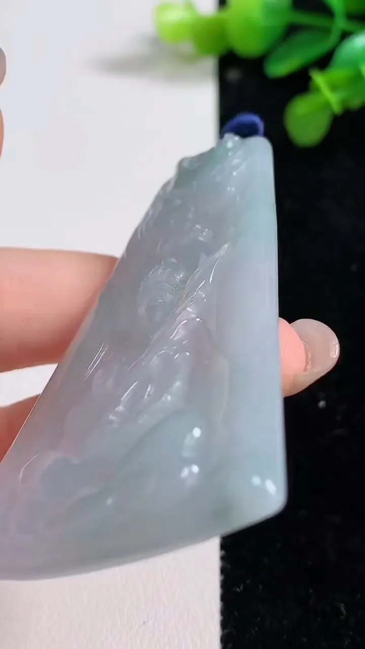 天然A货翡翠祥龙文殊菩萨吊坠，尺寸65-42.4-5.6，重量:27.88g
8月12日