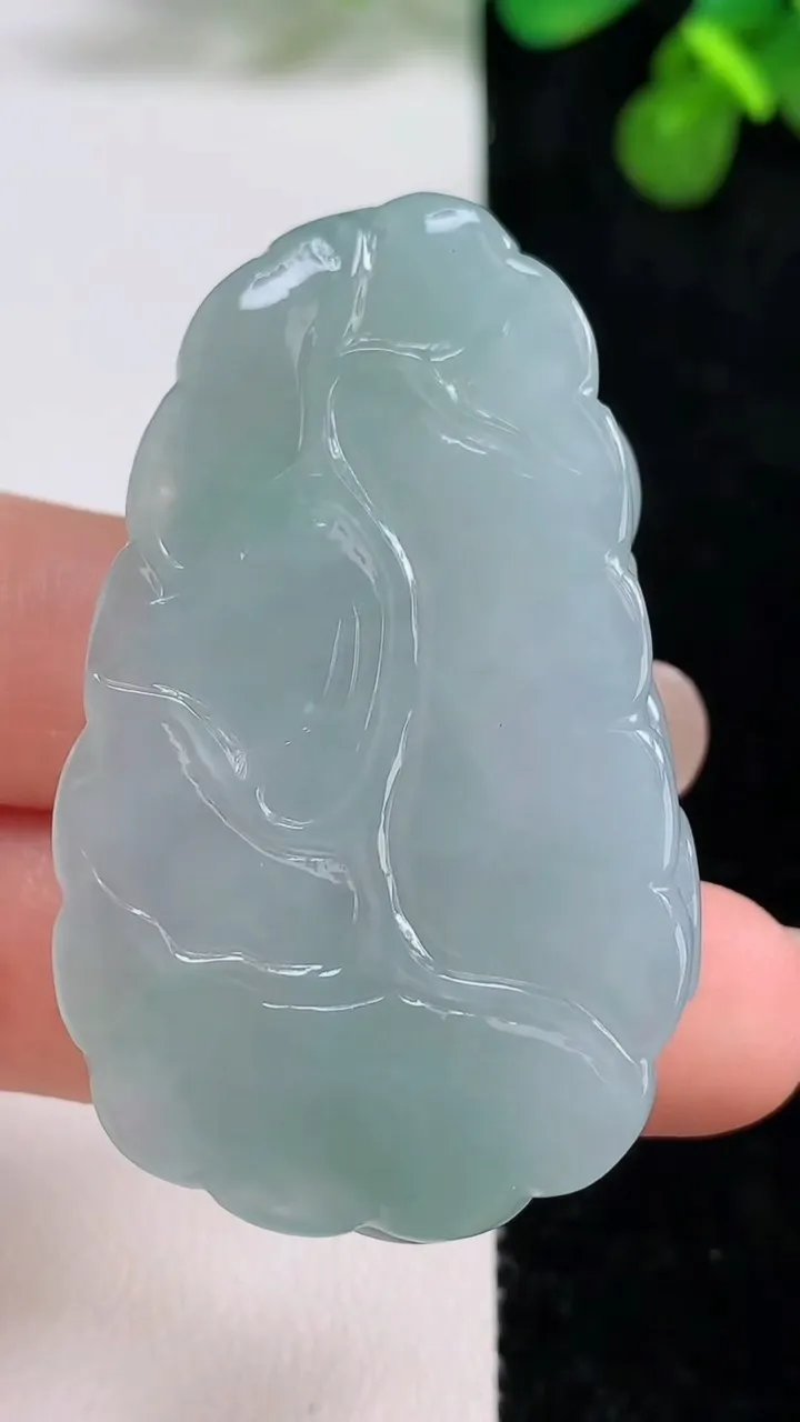 天然A货翡翠花生吊坠，尺寸50-27-10.2，重量:30.18g
8月12日