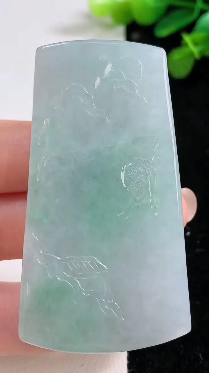 天然A货翡翠山水牌吊坠，尺寸62.4-34-9，重量:48.04g
8月12日